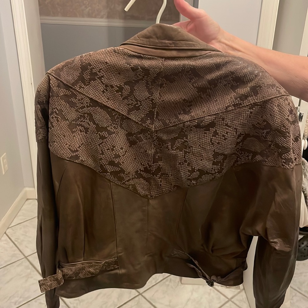 Brooks Atelier 100% Leather in good condition! One small mark on left shoulder